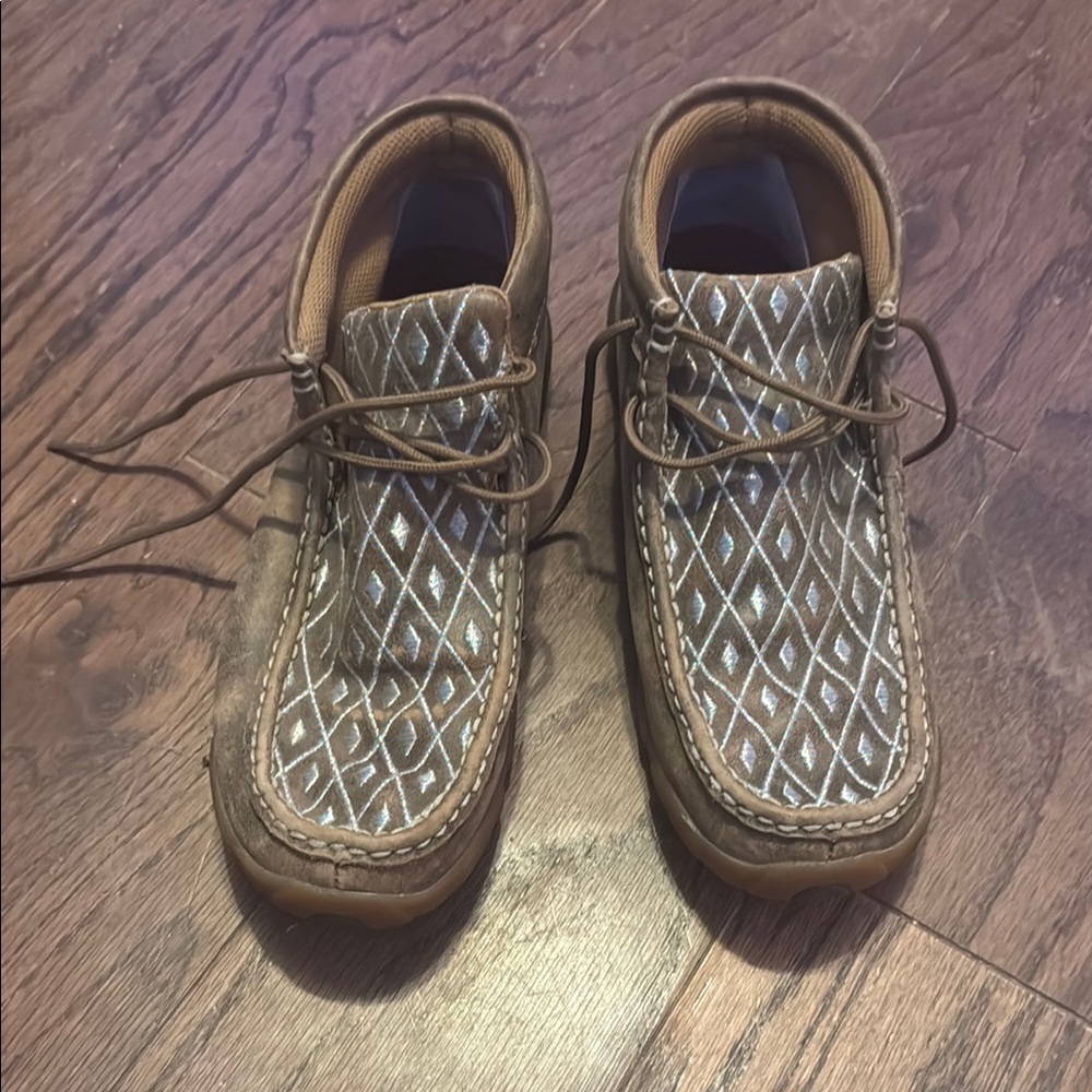 women’s size 8 twisted x’s